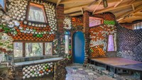 Namun, pasangan ini kemudian membuat seluruh rumah dibangun dari botol dan batu yang mereka kumpulkan selama bertahun-tahun.