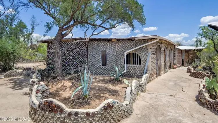 Manfaatkan Limbah, Rumah Ini Dibangun Pakai Ribuan Botol Kaca Bekas