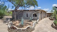 Rumah yang dijuluki sebagai Bottle House tersebut kini dijual seharga US$ 432.500 atau sekitar Rp 6,8 miliar.