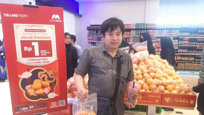 Salah satu pembeli jeruk ponkam Rp 1 MPC Points di Transmart