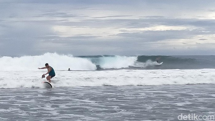 Salah satu rekomendasi tempat berlibur di Provinsi Lampung ada di La Surf Krui Bungalow.