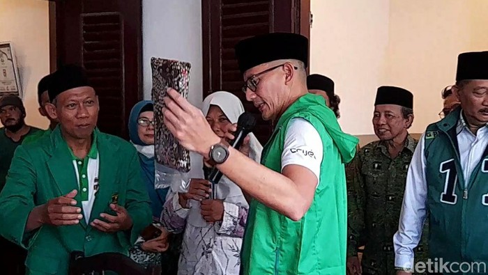 Ketua Dewan Pakar TPN Ganjar-Mahfud, Sandiaga Uno saat bertemu pelaku UMKM di Kota Tegal, Minggu (4/2/2024).
