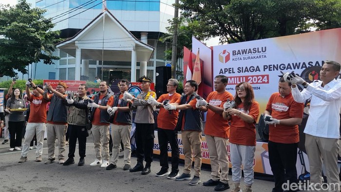 Sebanyak 14 burung merpati diterbangkan di Apel Pengawasan Pemilu 2024 di CFD Solo, Minggu (4/2/2024).