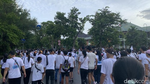 Situasi jalan sehat HUT Gerindra ke-16 sebelum hujan turun di sekitar Jalan Raya Puputan, Minggu (4/2/2024). (Siti Muamalah)