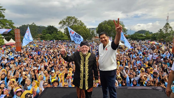 Sri Radya Karaton Sumedang Larang HRI Lukman Soemadisoeria (baju hitam) dan Maruarar Sirait (vest putih)