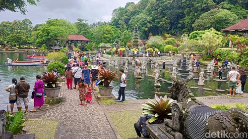 Suasana kunjungan wisatawan di Taman Tirtagangga, Karangasem, Bali beberapa waktu lalu