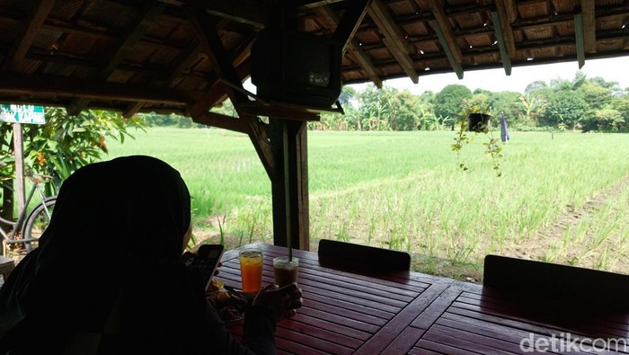 Suasana syahdu di Warung Kopi Manis Cirebon