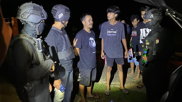 Tim Patroli Presisi Siraju (Polisi Jepara Juara) Polres Jepara mengamankan sejumlah pemuda saat menggelar patroli di sejumlah kawasan Kabupaten Jepara, Jawa Tengah.