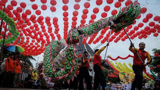 Tradisi Grebeg Sudiro di Solo Peserta menampilkan kreasi seni budaya pada kirab tradisi Grebeg Sudiro menjelang Imlek di Solo, Jawa Tengah, Minggu (4/2/2024). Tradisi yang digelar rutin setiap tahun tersebut sebagai simbol akulturasi masyarakat Jawa dan warga etnis Tionghoa di Solo yang hidup rukun sekaligus untuk mendorong meningkatnya kunjungan pariwisata. ANTARAFOTO/Maulana Surya/aww.