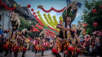 Peserta menampilkan kreasi seni budaya pada kirab Grebeg Sudiro di Solo, Jawa Tengah, Minggu (4/2/2024).