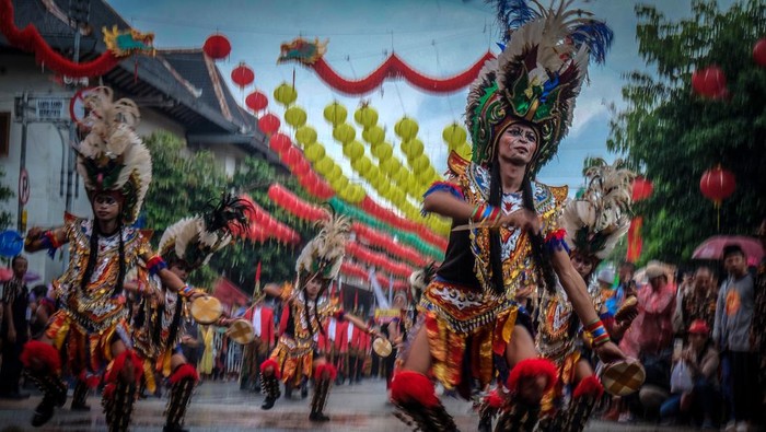 Peserta menampilkan kreasi seni budaya pada kirab tradisi Grebeg Sudiro menjelang Imlek di Solo, Jawa Tengah, Minggu (4/2/2024). Tradisi yang digelar rutin setiap tahun tersebut sebagai simbol akulturasi masyarakat Jawa dan warga etnis Tionghoa di Solo yang hidup rukun sekaligus untuk mendorong meningkatnya kunjungan pariwisata. ANTARAFOTO/Maulana Surya/aww.