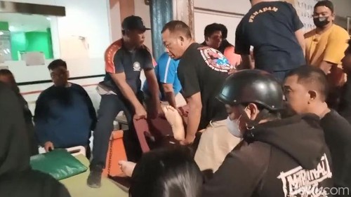 TRC BPBD Gianyar melakukan evakuasi tubuh pria obesitas dengan mobil pikap ke Rumah Sakit Sanjiwani, Gianyar, Sabtu (3/2/2024). (Putu Krista/detikBali).