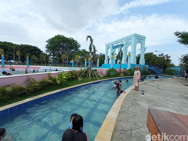 Tropikana Waterpark Cirebon.