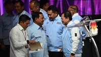 Sejumlah tokoh nasional terlihat hadir mengenakan jaket biru muda dan bergabung dalam barisan pendukung pasangan calon presiden-calon wakil presiden (capres-cawapres) nomor urut 2, Prabowo Subianto-Gibran Rakabuming Raka di JCC, Senayan, Jakarta, Minggu (4/2/2024). Salah satunya Mantan Menteri Kesehatan (Menkes) Terawan Agus Putranto. ANTARA FOTO/Aditya Pradana Putra