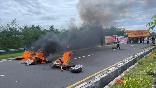 Warga Desa Segala Anyar, Kecamatan Pujut, Kabupaten Lombok Tengah, memblokade Jalan Bypass Bandara Internasional Lombok (BIL)-Mandalika, Minggu (4/2/2024). (Foto: Istimewa)
