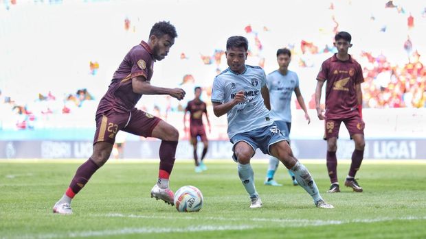 Winger PSM Makassar Yance Sayuri berusaha melewati pemain Persita dalam laga Liga 1 di Stadion Batakan, Balikpapan.