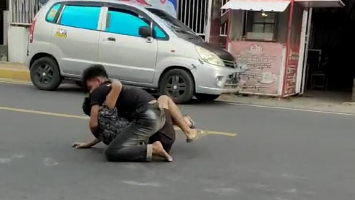 2 pemuda di Polman terlibat perkelahian di jalan raya.
