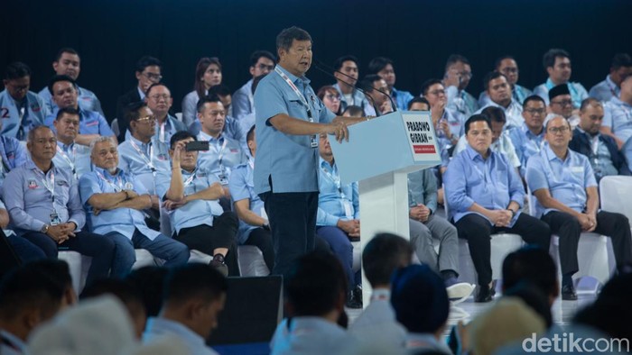 20 Ribu Pengusaha dan Pekerja Konsolidasi Dukung Prabowo-Gibran Hashim Sujono Djojohadikusumo saat memberikan sambutannya di Indonesia Arena GBK, Jakarta, Senin (5/2/2024).