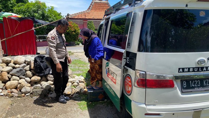 Aipda Wirawan sulap mobil pribadi jadi ambulans gratis untuk bantu warga Sukoharjo