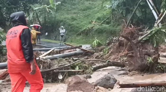 Akses jalan provinsi penghubung Sumedang - Subang atau tepatnya di Desa Sukamaju, Kecamatan Rancakalong, Sumedang