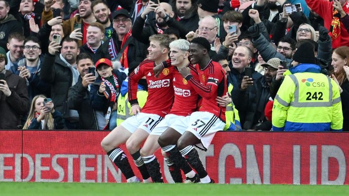 MANCHESTER, ENGLAND - FEBRUARY 04: Alejandro Garnacho of Manchester United celebrates with Rasmus Hojlund and Kobbie Mainoo of Manchester United after scoring his teams second goal during the Premier League match between Manchester United and West Ham United at Old Trafford on February 04, 2024 in Manchester, England. (Photo by Michael Regan/Getty Images)