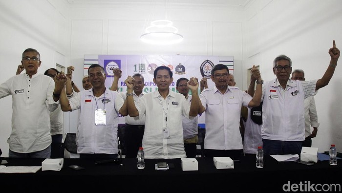 Dewan Pakar Timnas AMIN, Supomo menerima para alumi Universitas Diponegoro (Undip) yang tergabung dalam Relawan Diponegoro for Amin (Red4m) saat mendeklarasikan dukungan kepada pasangan capres-cawapres nomor urut 1 Anies Baswedan-Muhaimin Iskandar di Rumah Pemenangan Timnas Amin, Jl Diponegoro 10, Menteng, Jakarta, Senin (5/2/2024). Red4m merupakan simpul relawan ke 1.182 yang mendukung pasangan Amin pada Pilpres 2024. Redam telah terbentuk di 10 kota/kabupaten di Indonesia.