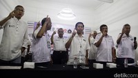 Sejumlah alumni Universitas Diponegoro (Undip) melakukan deklarasi dengan didampingi Dewan Pakar Timnas AMIN, Supomo.