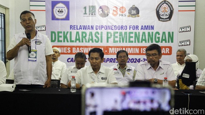 Alumni Undip Semarang Deklarasi Dukung Anies-Muhaimin Dewan Pakar Timnas AMIN, Supomo menerima para alumi Universitas Diponegoro (Undip) yang tergabung dalam Relawan Diponegoro for Amin (Red4m) saat mendeklarasikan dukungan kepada pasangan capres-cawapres nomor urut 1 Anies Baswedan-Muhaimin Iskandar di Rumah Pemenangan Timnas Amin, Jl Diponegoro 10, Menteng, Jakarta, Senin (5/2/2024). Red4m merupakan simpul relawan ke 1.182 yang mendukung pasangan Amin pada Pilpres 2024. Redam telah terbentuk di 10 kota/kabupaten di Indonesia.