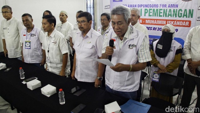 Alumni Undip Semarang Deklarasi Dukung Anies-Muhaimin Dewan Pakar Timnas AMIN, Supomo menerima para alumi Universitas Diponegoro (Undip) yang tergabung dalam Relawan Diponegoro for Amin (Red4m) saat mendeklarasikan dukungan kepada pasangan capres-cawapres nomor urut 1 Anies Baswedan-Muhaimin Iskandar di Rumah Pemenangan Timnas Amin, Jl Diponegoro 10, Menteng, Jakarta, Senin (5/2/2024). Red4m merupakan simpul relawan ke 1.182 yang mendukung pasangan Amin pada Pilpres 2024. Redam telah terbentuk di 10 kota/kabupaten di Indonesia.