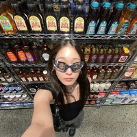 Kakek buyut Annie Moon, Lee Byung Chul merupakan pendiri Samsung Group. Sedangkan ibunya menjabat sebagai Presiden perusahaan luxury department store Shinsegae Group. Ayahnya sempat menjadi Menteri Perdagangan Industri dan Energi Korea pada tahun 2021 hingga 2022. Foto: dok. Instagram @anniesymoon