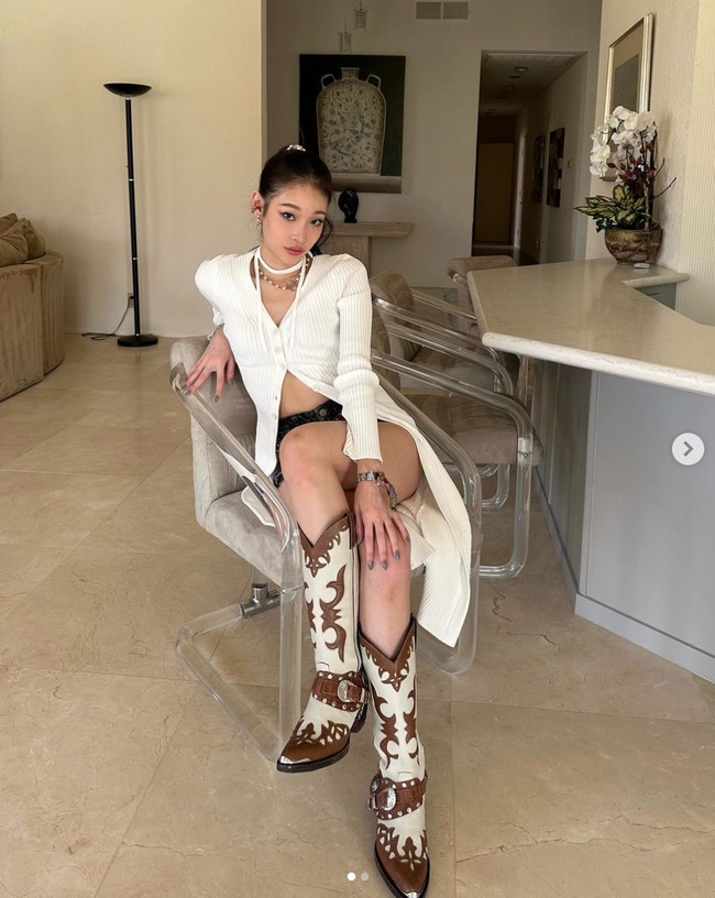 Idol kelahiran 23 Januari 2002 itu akan segera debut bersama Bailey Sok, Youngseo, Jo Woochan, dan Tarzzan dalam co-ed group beranggotakan lima personel. Foto: dok. Instagram @anniesymoon