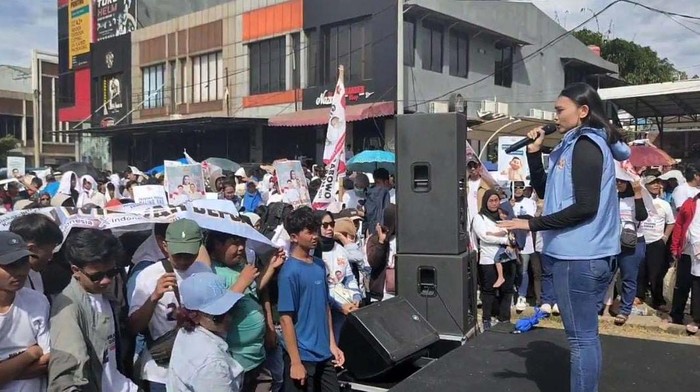 Relawan Barisan Intelektual Strategi Objektif Nasional (Bison) Indonesia gelar apel di Depok, Jawa Barat. Apel ini untuk mendukung Prabowo-Gibran.