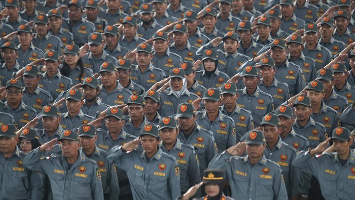 Sejumlah anggota Satlinmas mengikuti apel gelar pasukan di Gor Jayabaya, Kota Kediri, Jawa Timur, Senin (5/2/2024). Gelar pasukan yang diikuti sebanyak 1.712 Satlinmas tersebut sebagai persiapan pengamanan tempat pemungutan suara (TPS) pada Pemilu 2024. ANTARA FOTO/Prasetia Fauzani/rwa.
