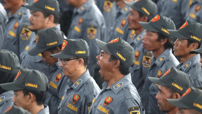 Sejumlah anggota Satlinmas mengikuti apel gelar pasukan di Gor Jayabaya, Kota Kediri, Jawa Timur, Senin (5/2/2024). Gelar pasukan yang diikuti sebanyak 1.712 Satlinmas tersebut sebagai persiapan pengamanan tempat pemungutan suara (TPS) pada Pemilu 2024. ANTARA FOTO/Prasetia Fauzani/rwa.