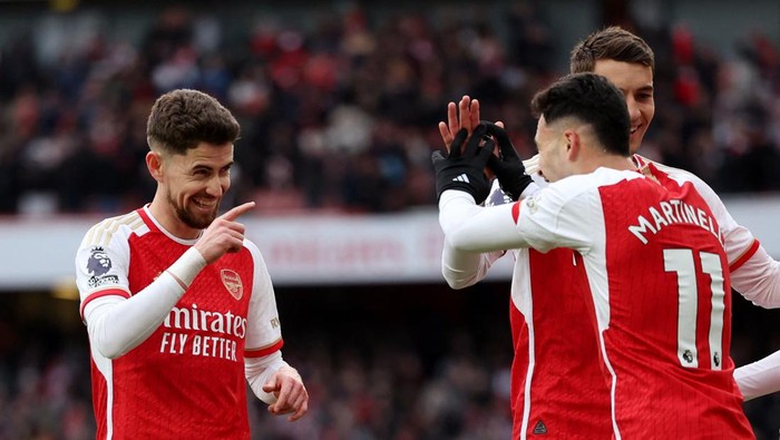 Soccer Football - Premier League - Arsenal v Crystal Palace - Emirates Stadium, London, Britain - January 20, 2024 Arsenals Gabriel Martinelli celebrates scoring their fifth goal with Jorginho and Jakub Kiwior REUTERS/Hannah Mckay NO USE WITH UNAUTHORIZED AUDIO, VIDEO, DATA, FIXTURE LISTS, CLUB/LEAGUE LOGOS OR LIVE SERVICES. ONLINE IN-MATCH USE LIMITED TO 45 IMAGES, NO VIDEO EMULATION. NO USE IN BETTING, GAMES OR SINGLE CLUB/LEAGUE/PLAYER PUBLICATIONS.