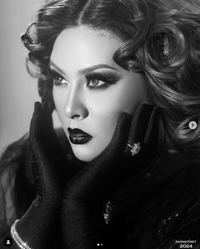 Tak kalah menawan, begini potret Audy Item dalam nuansa hitam-putih. Tampil berbeda namun masih mengusung tema tahun 50-an, ibu 2 anak itu terlihat elegan dan glamor mengenakan sarung tangan berwarna gelap. Foto: Instagram/@riomotret