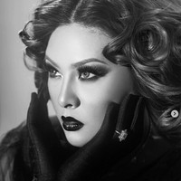 Tak kalah menawan, begini potret Audy Item dalam nuansa hitam-putih. Tampil berbeda namun masih mengusung tema tahun 50-an, ibu 2 anak itu terlihat elegan dan glamor mengenakan sarung tangan berwarna gelap. Foto: Instagram/@riomotret