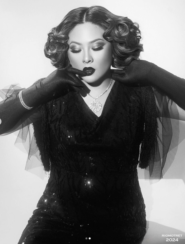 Dengan makeup bernuansa bold hasil tangan MUA Rama Jee, penampilan Audy jadi kian manglingi. “Merinding! Keren banget,” komentar salah seorang netizen. “Berasa artis luar,” tambah netizen lain. Foto: Instagram/@riomotret