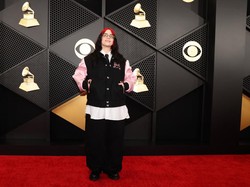 Billie Eilish Pakai Varsity Jacket Barbie di Red Carpet Grammy