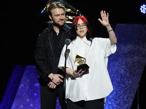 Lantang! Billie Eillish Kecam ICE