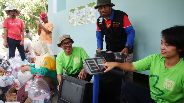 Bank Sampah Bumi Hijau Petugas menimbang dan mencatat sampah elektronik milik nasabah yang akan disetorkan ke Bank Sampah Bumi Hijau untuk dikelola di Cluster Verina Bintaro, Minggu (4/2/20024). Kegiatan itu digelar sebagai upaya membantu pemerintah dalam mengatasi masalah sampah rumah tangga sekaligus sarana edukasi bagi warga setempat untuk menjaga kebersihan lingkungan dan memilah sampah daur ulang agar dapat dimanfaatkan sebagai barang bernilai ekonomi. Bank sampah tersebut sudah mampu mengumpulkan 2,1 ton sampah anorganik yang hasil pemanfaatannya akan dibagikan ke nasabah. ANTARAFOTO/Muhammad Iqbal/Spt.
