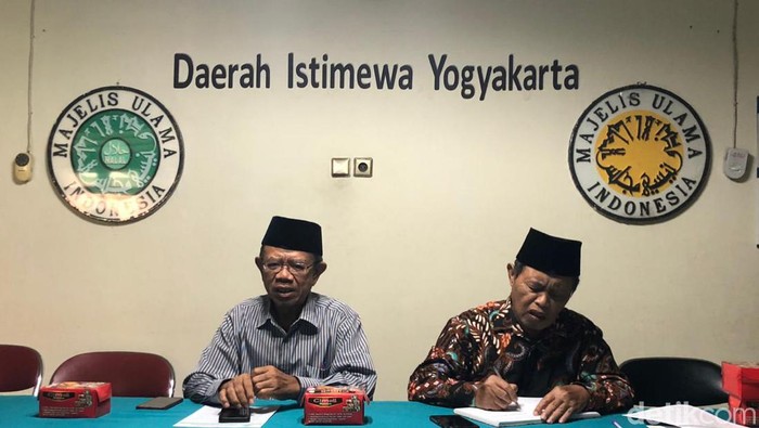 Ketua MUI DIY Machasin (kiri) ditemui wartawan di Kantor MUI DIY, Senin (5/2).