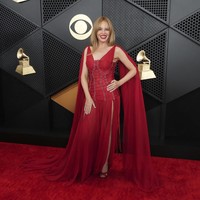 Red on red. Kylie Minogue menyatu dengan karpet merah dengan gaun Dolce & Gabbana pilihannya. Efek drama dari ekor dan sayap yang menjuntai tetap membuat penampilan ikon pop ini memukau. (Foto: Jordan Strauss/Invision/AP)