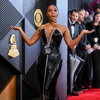 Future goddess. Penyanyi sekaligus aktris Janelle Monae bersolek dalam balutan gaun Giorgio Armani Privé penuh sequin yang dipermamanis detail bunga tiga dimensi. Im feeling classic, timeless, futuristic, katanya di karpet merah. (Foto: Gilbert Flores/Billboard via Getty Images)