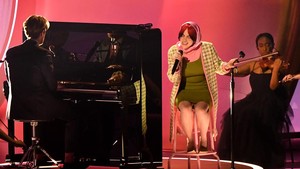 Billie membawakan lagu soundtrack Barbie bertajuk What Was I Made For?.