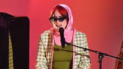 Billie Eilish Cosplay Jadi Barbie di Panggung Grammy 2024 Billie Eilish Cosplay Jadi Barbie di Panggung Grammy 2024
