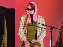 Momen Billie Eilish Terjatuh hingga Diseret Penggemar Saat Konser