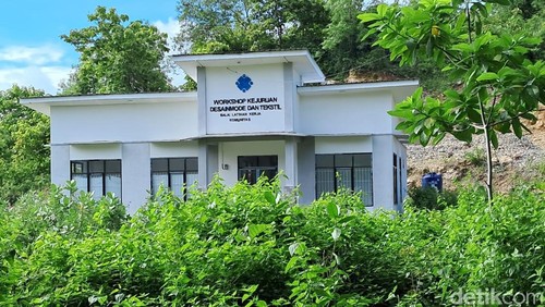 BLK khusus menjahit hibah Kemenaker yang tidak difungsikan di Kelurahan Dodu, Kecamatan Rasanae Timur, Kota Bima, NTB, Senin, (5/1/2024). (Dok. Rafiin/detikBali)