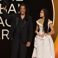 Blue Ivy tampil memukau dalam balutan gaun off-the-shoulder warna krem yang dipadukan dengan sepatu boot putih bersol tebal serta clutch warna senada. Foto: Kevin Winter/Getty Images