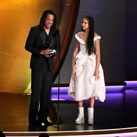 Musisi dan produser Jay-Z mendapat penghargaan Dr. Dre Global Impact Award di Grammy Awards 2024. Mendampingi sang ayah ke atas panggung, penampilan Blue Ivy Carter sukses mencuri atensi. Foto: JC Olivera/Getty Images